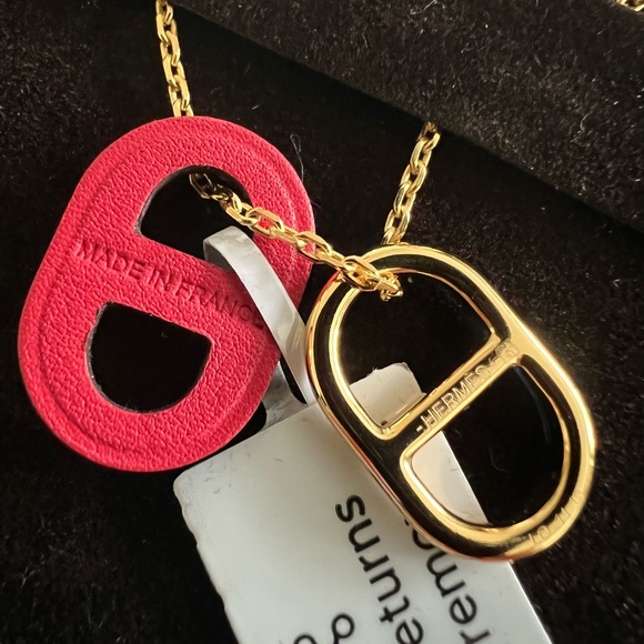 Herme Pendant Necklace - Picture 4 of 9